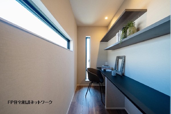 カウンターと棚を備えた書斎スペース。在宅ワークや読書、趣味の時間など多目的に活用しやすい空間です。