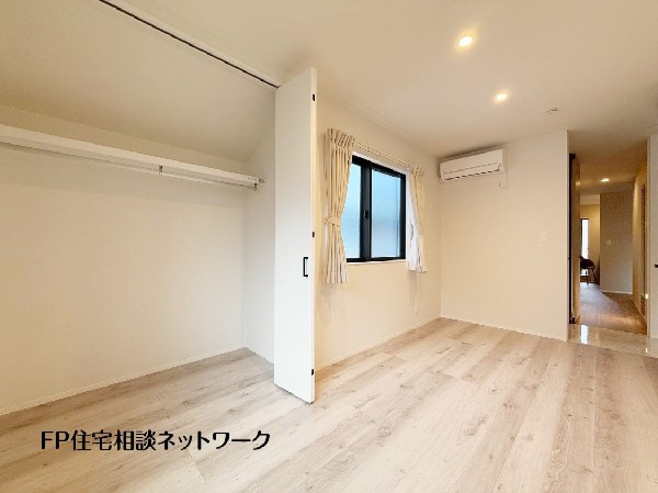 収納力が豊富な大型クローゼット。普段着やスーツはもちろんのこと、コート類などもしっかり掛けられます。奥行きもあり、部屋がスッキリしますね。