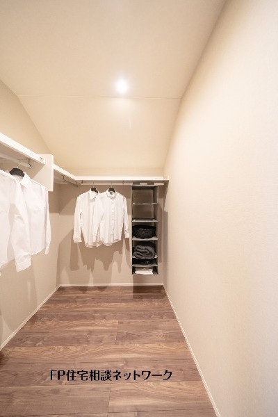 衣類をまとめて収納できるウォークインクローゼット。収納量を確保しながら、居室をすっきり保ちやすい設計です。