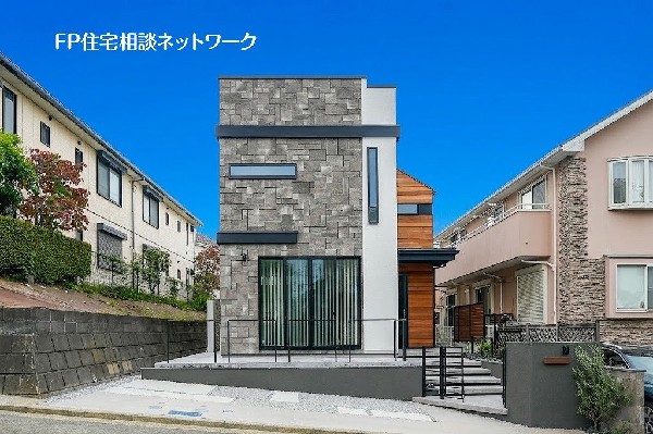 外観:石・木・塗り壁など異素材を組み合わせ、水平垂直のラインで整えた、街並みに調和しながら個性を演出する外観デザイン。