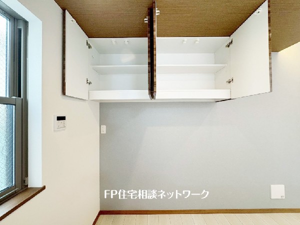 キッチン上部の収納棚付です。システムキッチンと一体感あるカラーで見た目もgood。各種豊富なキッチン用品ですが、たまにしか使わないものも多くあるはず。