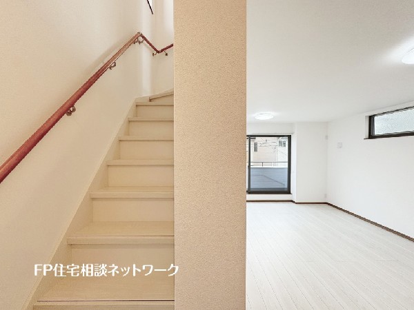 階段部分には自然の光を取り込むことの出来る、窓を配置しており明るい空間！お掃除の際には空気の換気などにも便利です。