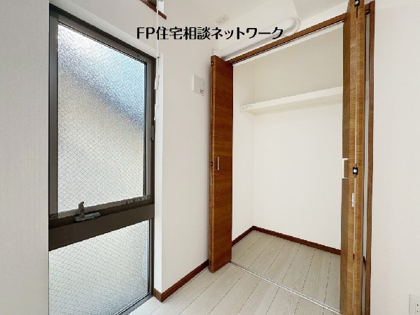 全居室には大型の収納クローゼットを完備。普段使いのお洋服や小物はもちろん、季節物のお洋服などもしっかりと整理整頓出来る。居室空間を隅々まで使えるのが嬉しい。