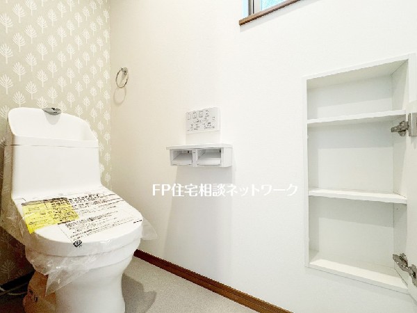 ウォシュレット、暖房便座機能付のトイレです。従来型に比べ節水効果があり、お手入れもしやすいので、家計も家事の負担も軽減してくれます。