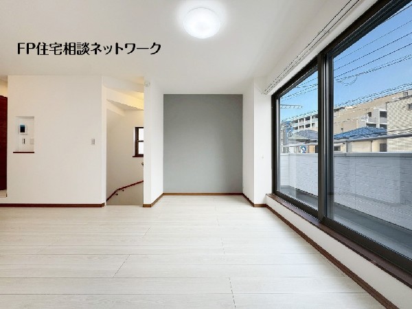 南に大きく面した掃出し窓から光が降りそそぐ開放的なリビング。大きな窓からは、太陽の光はもちろん、爽やかな風が吹き抜けます。快適で心地の良い空間を演出してくれます。