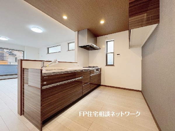 新しいキッチンは食事の支度も楽しく出来る。お手伝いをしてくれるお子様と並びながら準備や片付けが出来るキッチンは、ご家族のコミュニケーションを育む場として活躍します。