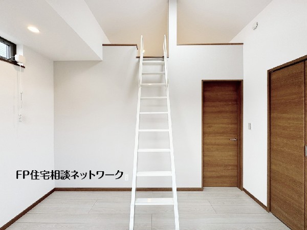 勾配天井を採用した居室。横だけではなく、縦の広がりを持たせることにより開放感を演出しました。ロフトを併設していますので、収納として、秘密スペースとして活躍します。