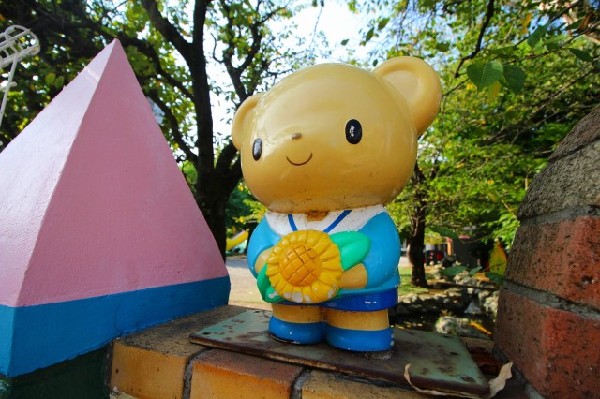 周辺環境:第二ひかり幼稚園 (園庭から子供たちの元気な声が聞こえてきます。)