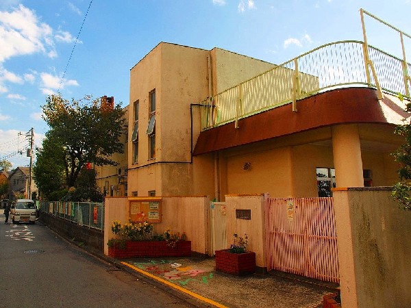 周辺環境:上麻生保育園(受入年齢 生後5ヶ月～小学校就学時未満。園目標 は「心も体も元気な子ども・思いやりのある子ども・自分で考え行動する子ども」)