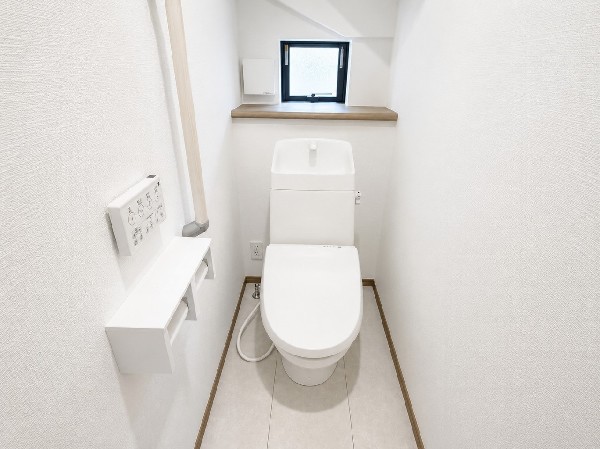 洗浄機能付き便座を標準装備。冬の寒い時期には暖房機能も活躍。快適にご利用いただけます。また、タンク奥のスペースを利用してちょっとした収納を造作することも可能。トイレットペーパーなど効率的に収納できます