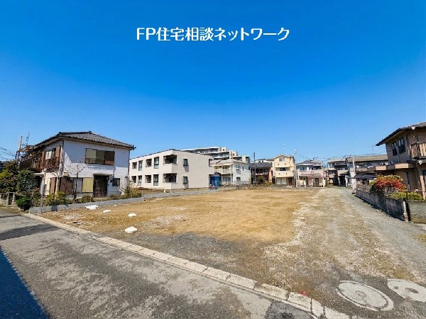 外観:大通りから1本入った住宅地。敷地と道路に高低差も無く、お車の駐車もしやすい住宅です。
