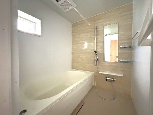 ご家族との憩いの場として、一日の疲れを癒す場として、ゆったりと足を伸ばしてくつろげる綺麗で清潔感のある色味の浴室。