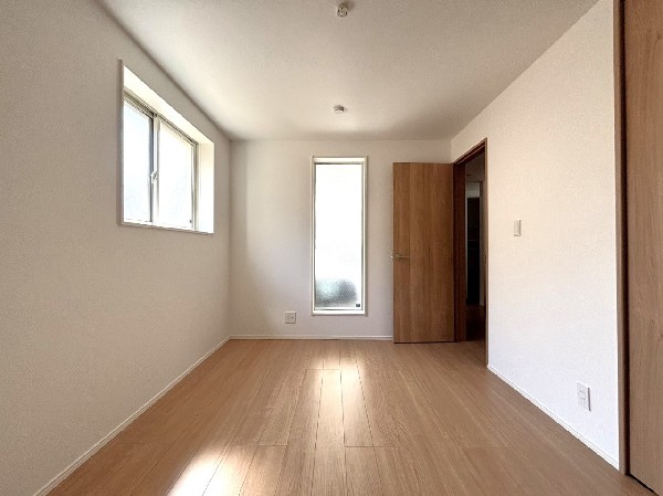 2面採光でお部屋の隅々まで明るい印象の居室。おひさまの光を、爽やかな風をたっぷりと取り込めます。