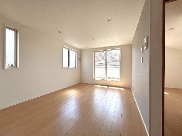 家族の一体感を感じられる広々としたスペース。家族と過ごす時間を大切にする方にピッタリのゆとりの住空間です。