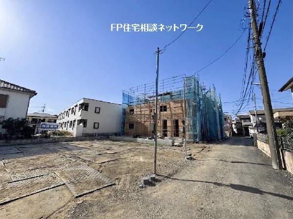 外観:大通りから1本入った住宅地。敷地と道路に高低差も無く、お車の駐車もしやすい住宅です。