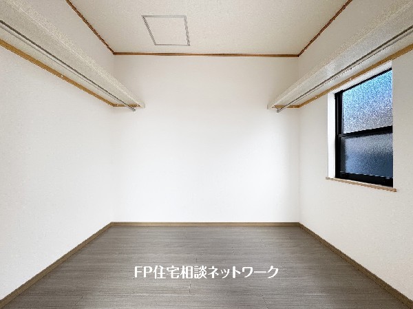 ウォークインクローゼットのある住まいで収納上手な生活を実現。衣類だけでなく、箱物や思い出の品もたっぷり収納できます。