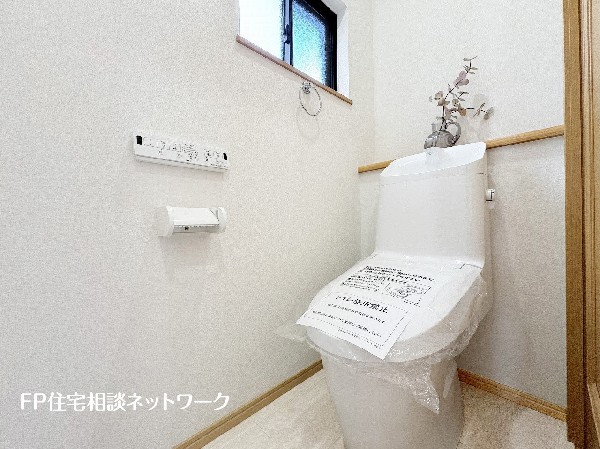ウォシュレット、暖房便座機能付のトイレです。従来型に比べ節水効果があり、お手入れもしやすいので、家計も家事の負担も軽減してくれます。