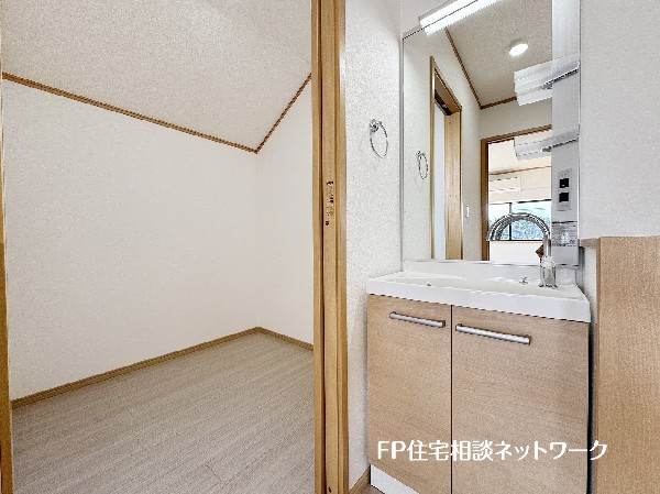 2階に設けられたセカンド洗面台は、帰宅後すぐの手洗いや、就寝前の身支度にも便利にご利用いただけます。夜の時間帯でも1階まで降りる必要がなく、嬉しい設備です。