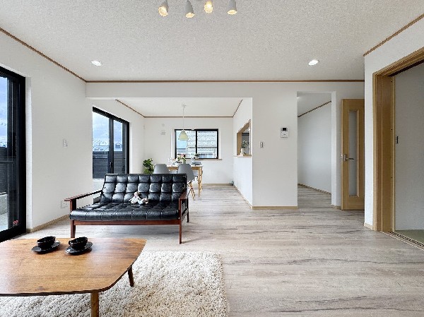 19.5帖の広々ＬＤＫ。ダイニングテーブルやソファーなどの家具もしっかりと配置できます。ゆったりとした広さの空間でご家族だんらんの時間をお過ごしください。