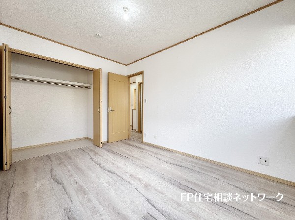 全居室には大型の収納クローゼットを完備。普段使いのお洋服や小物はもちろん、季節物のお洋服などもしっかりと整理整頓出来る。居室空間を隅々まで使えるのが嬉しい。