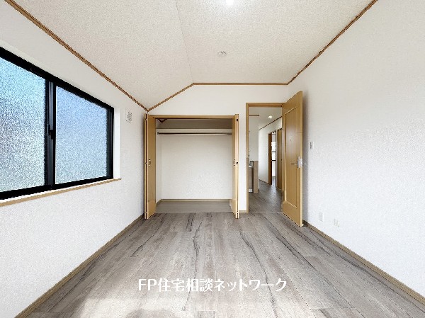 光を取り込みやすい2面採光の居室は日当良好。クローゼットの完備で収納スペースも十分。お子様にとっての「自分の部屋」。学習デスクやベッドの配置もラクラクです。