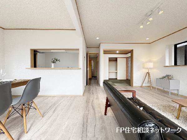 家族だんらんのスペースとなるリビング。家具の配置がしやすい広さを確保しつつ、窓が多い設計は色々な角度から光が取り込めるこだわりの間取りです。