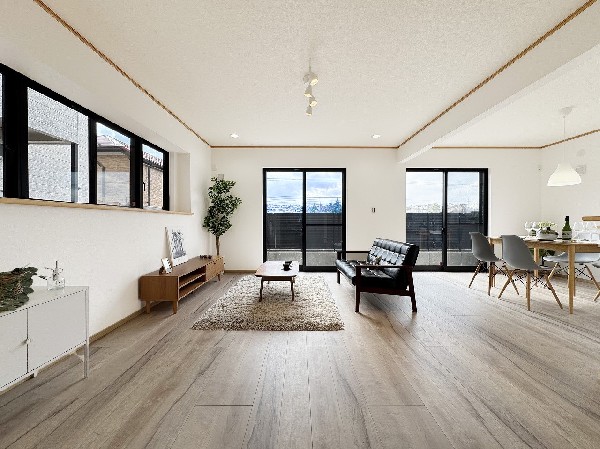 オープンな空間を生み出す、広がりとゆとり。家族と過ごす時間を大切にしたい方にぴったりのゆとりある住空間です。日差しがリビングの隅々までしっかりと届きます。