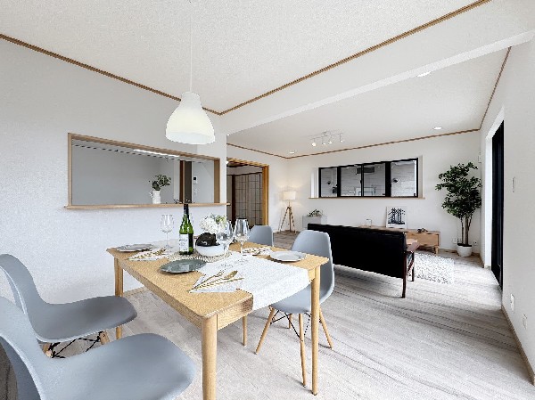 大切な家族が集まるからこそLDKにはこだわりたい。日当たりのよい広いＬＤＫを、子供たちが元気に走り回っている姿を見た時「広い家にして良かった」と思う。