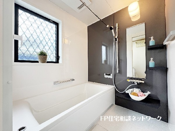 ゆったり入れる一坪バス。足を伸ばして入れるサイズは一日の疲れを癒すのに嬉しい広さ。お子様と一緒の入浴でも充分な広さです。