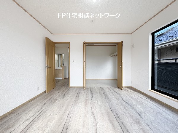 収納力が豊富な大型クローゼット。普段着やスーツはもちろんのこと、コート類などもしっかり掛けられます。奥行きもあり、部屋がスッキリしますね。