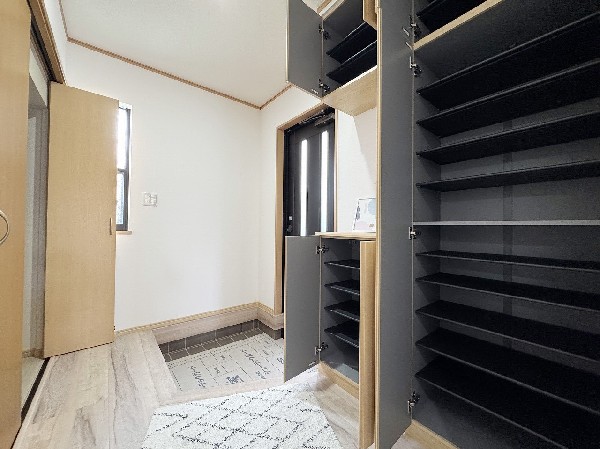 散らかりがちな玄関をスッキリと保てる玄関収納は、家の中に入る時一番最初に目に付く場所だからこだわりたい。落ち着いた色目が、室内のカラーやデザインと調和。