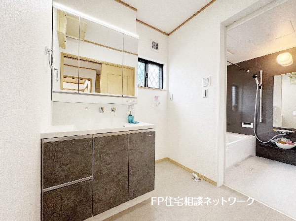 鏡の裏に収納棚を確保した三面鏡を採用。化粧品や歯ブラシなどを機能的に収納。また、三面鏡の本当の利点は三枚の鏡を合わせることで、頭の側面や背面が見れること。