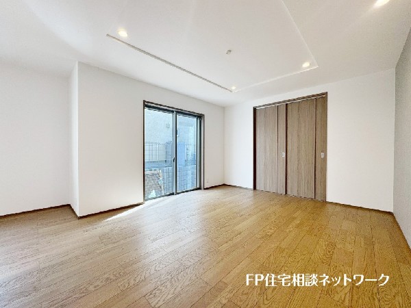 南に大きく面した掃出し窓から光が降りそそぐ開放的なリビング。大きな窓からは、太陽の光はもちろん、爽やかな風が吹き抜けます。快適で心地の良い空間を演出してくれます。