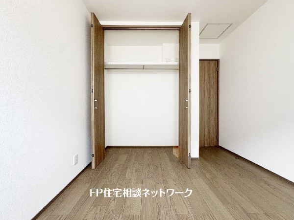 全居室には大型の収納クローゼットを完備。普段使いのお洋服や小物はもちろん、季節物のお洋服などもしっかりと整理整頓出来る。居室空間を隅々まで使えるのが嬉しい。