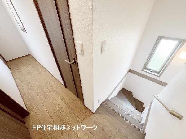 階段部分には自然の光を取り込むことの出来る、窓を配置しており明るい空間！お掃除の際には空気の換気などにも便利です。