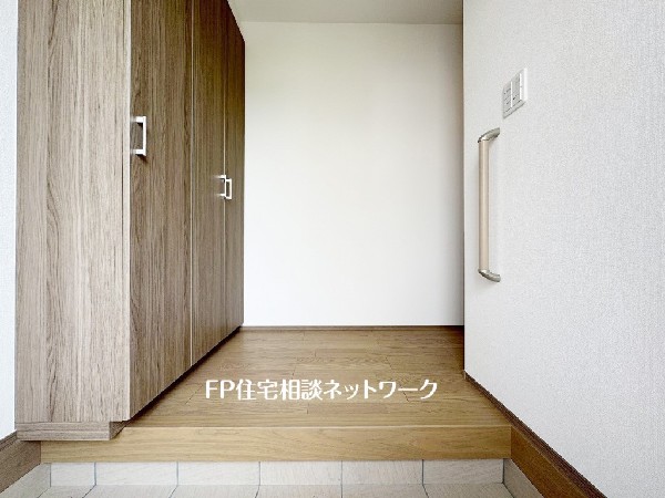 散らかりがちな玄関をスッキリと保てる玄関収納は、家の中に入る時一番最初に目に付く場所だからこだわりたい。落ち着いた色目が、室内のカラーやデザインと調和。