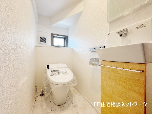 ウォシュレット、暖房便座機能付のトイレです。従来型に比べ節水効果があり、お手入れもしやすいので、家計も家事の負担も軽減してくれます。