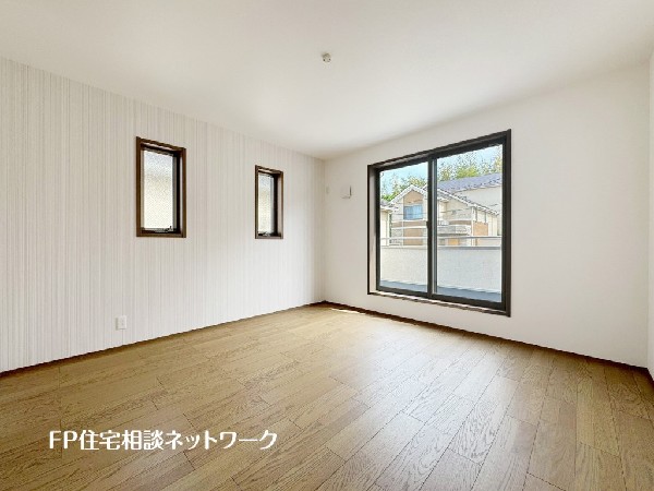 深いやすらぎへと誘う主寝室。約8帖のゆとりの広さと、落ち着いた内装仕様でプライベートな時間を心豊かにお過ごしいただけるように配慮。