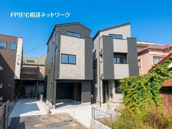 外観:【類似外観同仕様】施工例のため分譲中の建物とは外壁、屋根開口部等の形状・仕様が異なります。