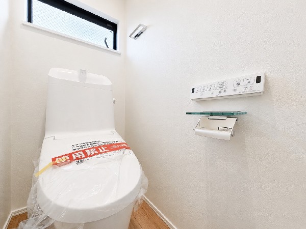 洗浄機能付き便座を標準装備。冬の寒い時期には暖房機能も活躍。快適にご利用いただけます。また、タンク奥のスペースを利用してちょっとした収納を造作することも可能。トイレットペーパーなど効率的に収納できます