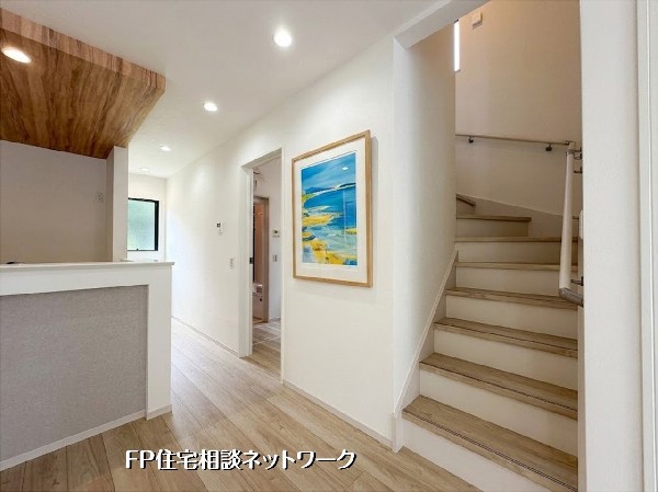 【リビングイン階段】本画像はAIがCGで家具を作成しており、実際の現地に家具は設置されておりません。また、販売価格に家具等は含まれておりません。
