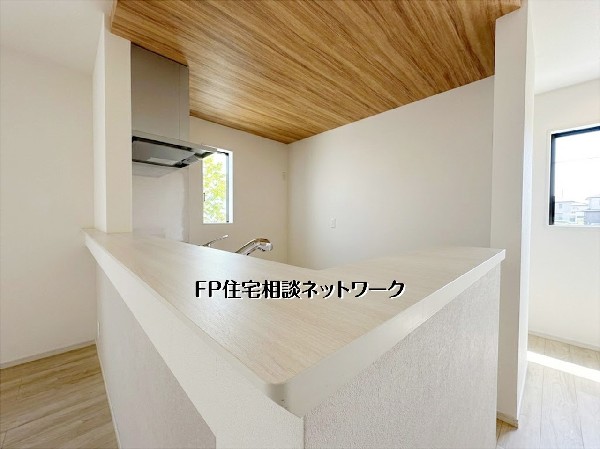【キッチンカウンター】木目調の天井が映えるスタイリッシュなキッチンカウンターです。配膳や軽食に便利なワイド設計で、リビングとの一体感を演出。手元が隠れる高さのため、急な来客時も安心です。