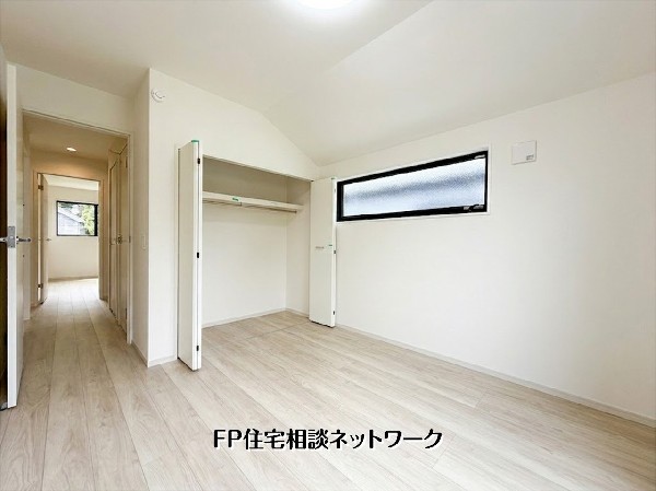 【洋室│廊下】白を基調とした明るい洋室は、クローゼット完備で収納面も安心です。廊下から各居室への動線がスムーズで、プライベートな時間も大切にできる設計。横長のスリット窓からは、柔らかな光が室内に優し