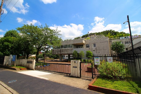 周辺環境:岡上小学校　(お子様が一日の中でも長い時間を過ごす小学校。どんどん成長していくお子様の姿が目に浮かびます。)