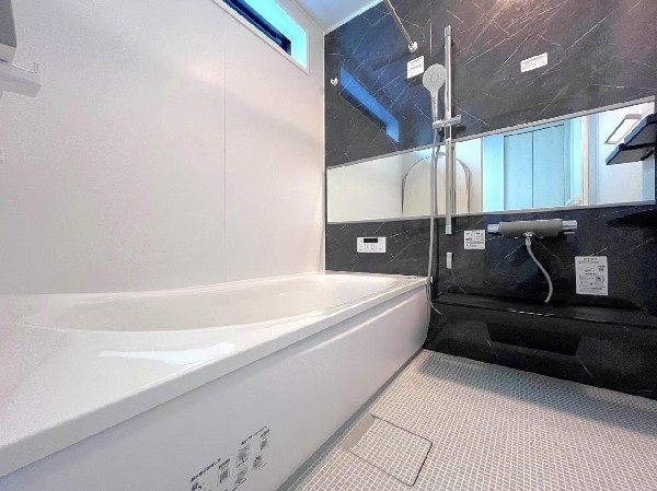 ご家族との憩いの場として、一日の疲れを癒す場として、ゆったりと足を伸ばしてくつろげる綺麗で清潔感のある色味の浴室。