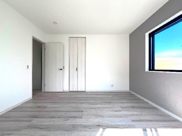 光が取り込みやすい2面採光の居室。日当たり良好です。しっかりとした大きさのクローゼットを完備し、収納スペースも十分。