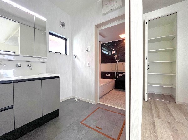 ゆとりの洗面スペースで朝の身支度も快適スムーズに。面鏡で髪のセットやお化粧もストレスなくこなせ、朝から気分良く通勤通学に向かえそうですね！