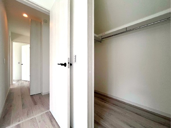 居室空間をすっきり保てる、ウォークインクローゼット付です。広いため、使い慣れた収納家具をこの空間に設置することもできます。