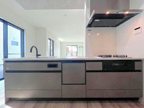 スライド収納付きのシステムキッチン。パスタ鍋や圧力鍋、フライパンなどもおしまい頂け、出し入れもスムーズ。