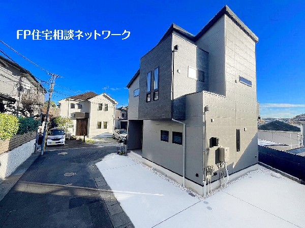 外観:【類似外観同仕様】施工例のため分譲中の建物とは外壁、屋根開口部等の形状・仕様が異なります。